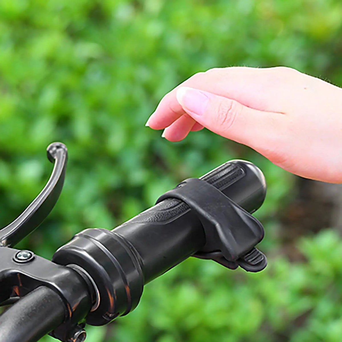 Motorcycle Throttle Clip Cruise Control Rotatable Throttle Clip Riding Wrist Boost for Scooter Electric Bike Electromobile ﻿